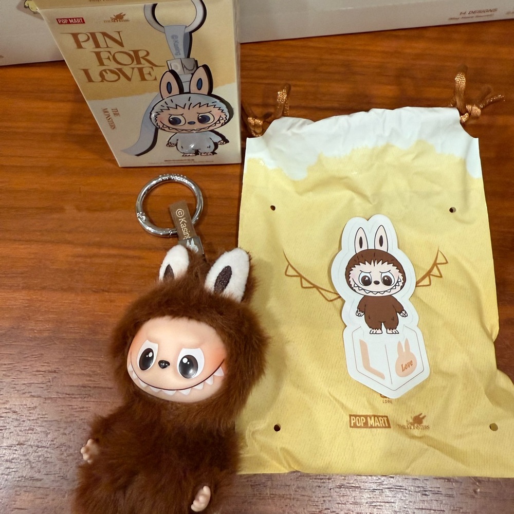 NEW LABUBU PIN FOR LOVE “L” LOVE